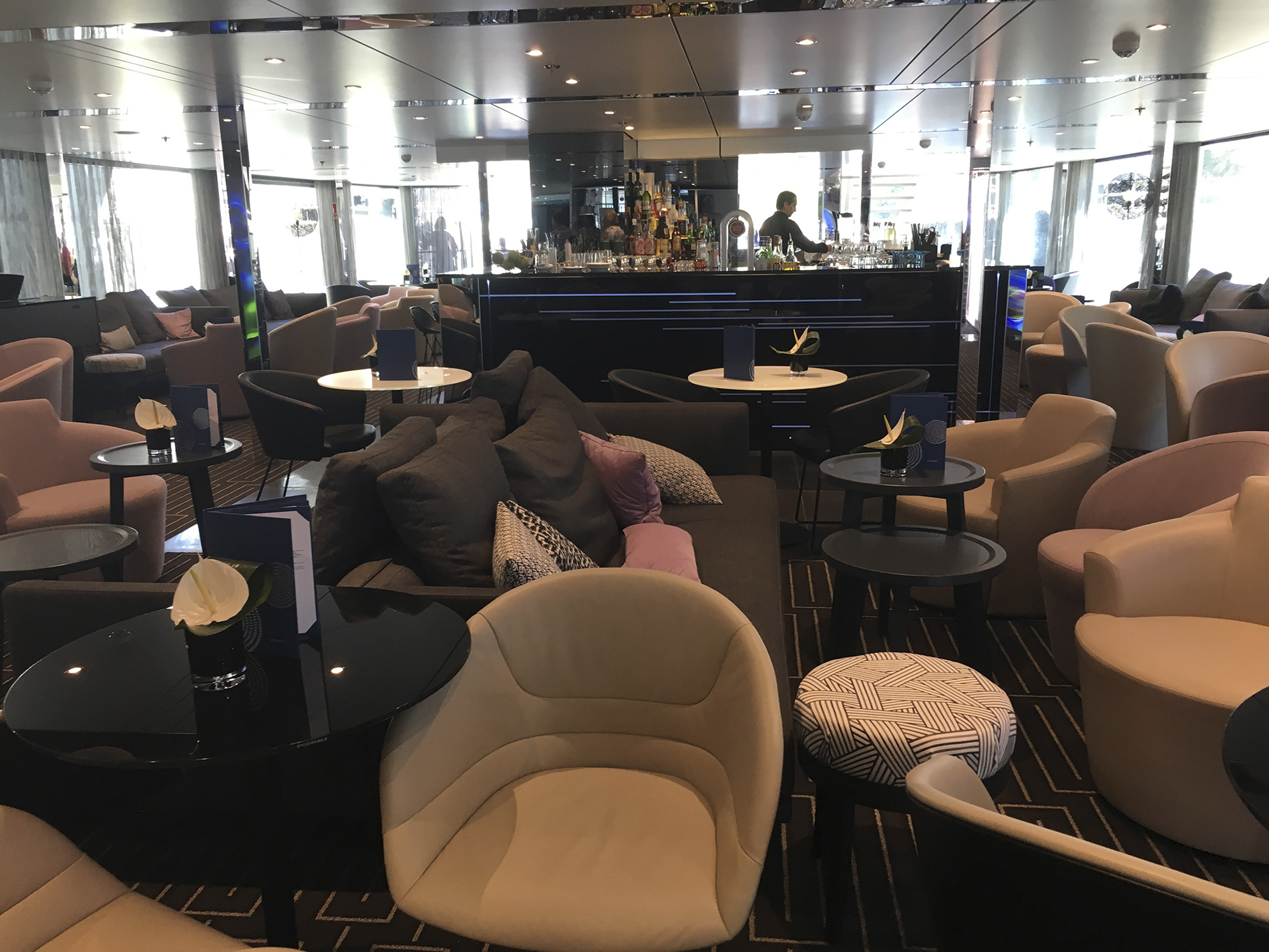 Emerald Waterways - Emerald Radiance - Horizon Lounge _1_.jpg